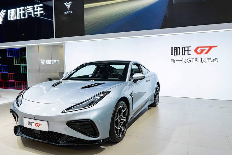 深圳162哪吒汽车在智能汽车领域的表现，领途汽车在新能源汽车市场中的影响力